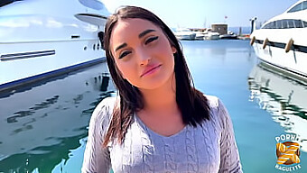 Sarah, uma jovem e atraente italiana, se entrega a um comportamento safado.