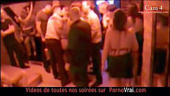 De Vrais Échangistes Se Frottent Et Se Masturbent Dans Un Club Français