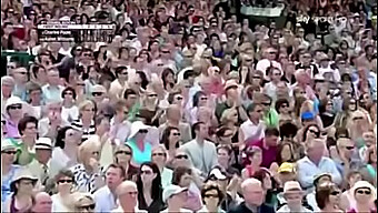 Un Incontro Giocoso Durante Una Partita Di Tennis