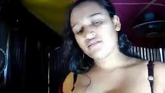 Vídeo caseiro de sexo da esposa indiana consigo mesma