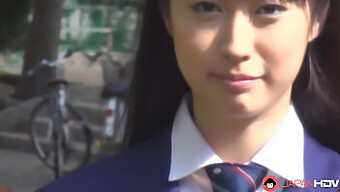 Tomomi Motozawa, Mladá Žena V Školskom Uniforme, Si Užíva Tajný Pomer So Spolužiakom.