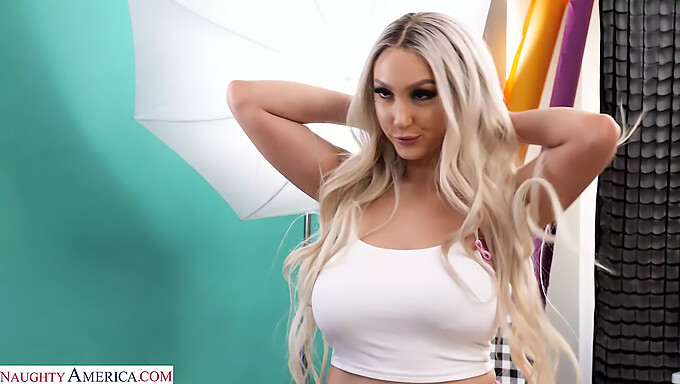 Skylar Vox, un ami sexy de ma fille, devient coquin avec Quinton James dans cette vidéo