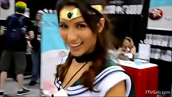 การแสดงสาธารณะที่กล้าหาญของ Melody Wylde ที่ Comic Con