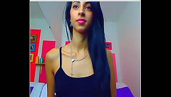 Superbe artiste de webcam prend un jouet anal avec facilité