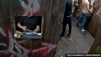 Pesta seks Czech dengan seks oral dan berkumpulan dalam suasana gloryhole