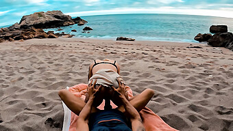 Pasangan Amatir Menikmati Seks Di Tempat Umum Dan Pantai.