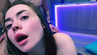 Amateurgirl Beim Oralen Vergnügen Und Hardcoresex