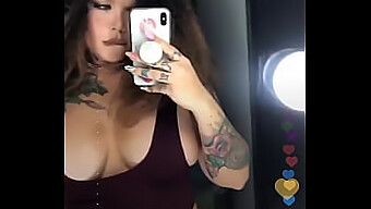 Show-Ul Live De Instagram Al Lui Jennifer Aboul Cu Un Fund Mare Și Sâni