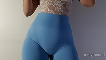 Een Meisje Met Een Grote Borst En Een Strakke Korte Broek Pronkt Met Haar Bezittingen In Een Blauwe Bodysuit