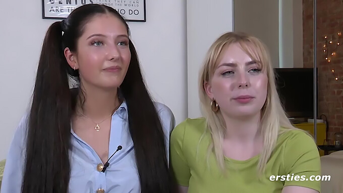 Adolescente brunete explorează intimitatea și plăcerea lesbiană cu jucării sexuale