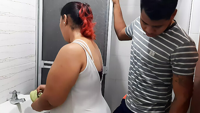 Mamá latina en primer plano de su coño en el baño