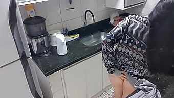 Uma Mulher Sedutora Na Cozinha Se Entrega Ao Prazer Próprio!