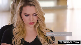 Mia Malkova ใช้บั้นท้ายของเธอเพื่อแบล็กเมล์นายธนาคารในวิดีโอวัยรุ่นฮาร์ดคอร์