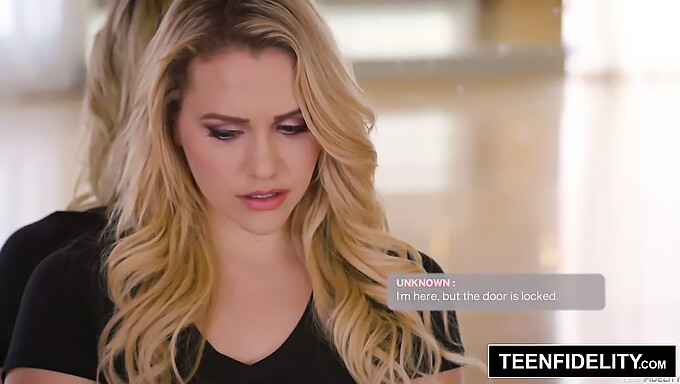 Mia Malkova, sert bir gençlik videosunda bir bankacıya şantaj yapmak için kalçalarını kullanıyor