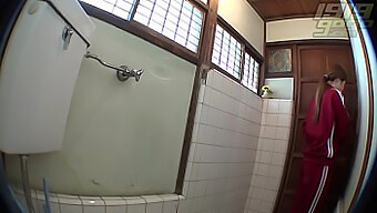 可愛いティーンがジムのトイレを使っている高精細映像