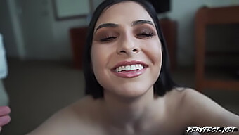 Kaitlyn Katsaros Predvádza Svoju Príťažlivú Postavu Počas Stretnutia S Bdsm