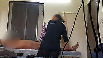 Una Sorveglianza Furtiva Cattura Momenti Intimi In Un Centro Benessere. Non Perdere Questo Video Piccante!