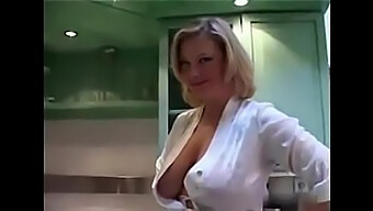 Magnifique Mature Finlandaise Avec De Gros Seins Et Des Habitudes De Fumage