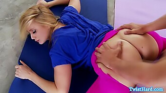 Pengajar yoga AJ Applegate memberikan deepthroat kepada lelaki yang bertuah