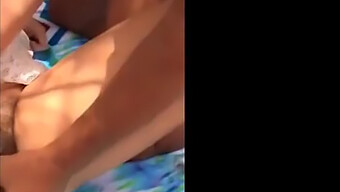 Coppia Amatoriale Si Impegna In Sesso Pubblico Sulla Spiaggia