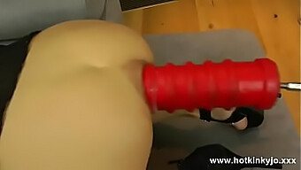 Video HD dengan dildo besar dan permainan anal yang menggoda