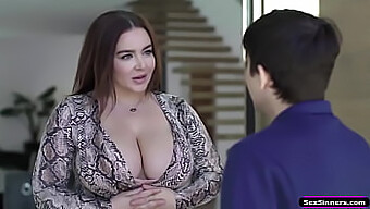 Göğüslü MILF, HD videoda genç adamdan intikam sikişi alıyor