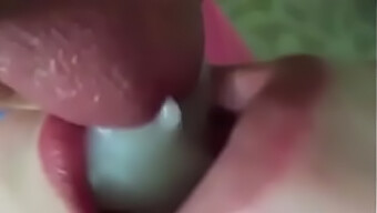 Wanita Berambut Merah Menerima Sperma Di Mulutnya Dalam Video Hd