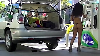 Ehefrau Nikki Brazil Präsentiert Ihren Makellosen Hintern In Der Öffentlichkeit, Während Sich Ein Voyeuristischer Ehemann An Einer Tankstelle Selbst Befriedigt