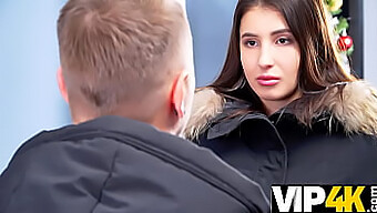 Horké Setkání Ruské Teen Moniky Wet S Vytrvalým Vymahačem Dluhů