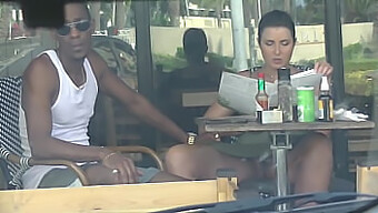 Das Outdoor-Abenteuer Eines Interrassischen Paares Mit Upskirt-Blitzen Und Einer Interracialen Affäre