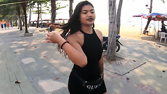 Eine Thailändische Teenagerin Mit Einem Großen Arsch Arbeitet Mit Einem Gut Bestückten Touristen In Einem Amateur-Pornofilm Zusammen