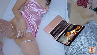 Szexi Tini (18+) Fehérneműben Élvez El