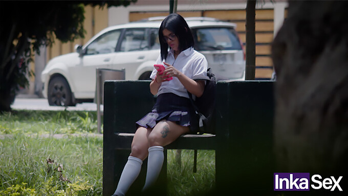 Pelajar Latina muda digoda oleh orang asing di rumahnya untuk seks selepas sekolah.