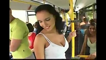 Delizia Voyeuristica In Un Viaggio In Autobus Con Una Bellezza Naturale Milf