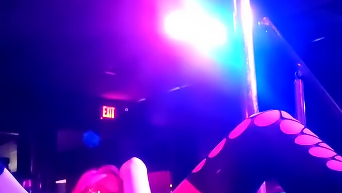 Stripper amatoriale di Las Vegas in lingerie e calze sul palco