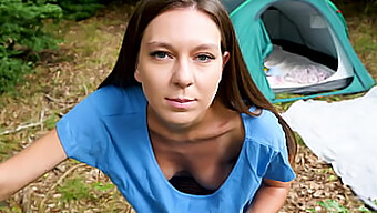 Outdoor Naturgirl Präsentiert Ihre Dicken Naturbrüste