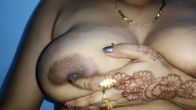 La bhabhi desi de gran culo se masturba en un video casero