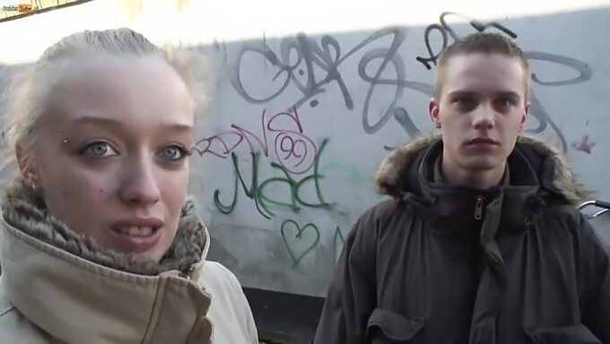 Een Europese babe met grote natuurlijke tieten berijdt en behaagt haar partner.