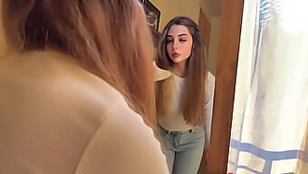 Genç bir hizmetçi, bu İspanyol porno videosunda yeni bir müşteri tarafından sikişiyor