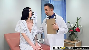 Marley Brinx och Keiran Leeds heta möte i medicinska uniformer