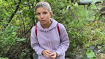 Gina Gerson, drobná tínedžerka, je chytená a potrestaná za vonkajšie močenie