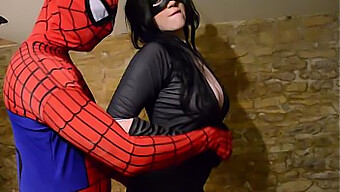 カーブのあるキャットウーマンがスパイダーマンとのカウガールセックスに耽る