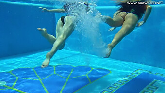 Diana Rius Und Sheril Blossom Geben Sich Heißen Lesbenbegegnungen In Einem Öffentlichen Schwimmbad Hin