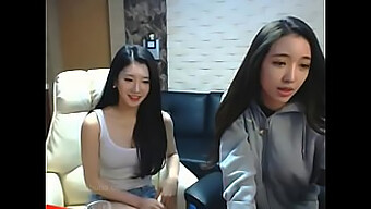 Spettacolo In Diretta Con Sexy Idoli Asiatici Che Si Spogliano E Svelano Le Loro Tette Perfette