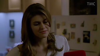 Alexandra Daddario Em Uma Cena De Elenco Quente Com Uma Bunda Grande E Beijos