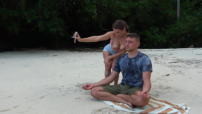 Una ragazza sconosciuta fa un pompino disordinato sulla spiaggia durante la meditazione!