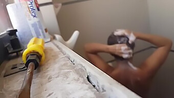 Spionage-Cam Im Badezimmer Mit Einer Heißen Kolumbianischen Stiefschwester Aus Venezuela.