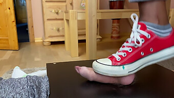 Német Lány Intenzív Golyóverést Él Át Piros Converse Chucks-Ban