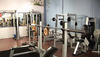 Kuntosali Babes Saada Alasti Ja Workout