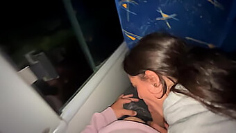 Un Chico Blanco Experimenta Placer Oral De Una Latina En Un Autobús Por Primera Vez